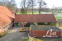 Ehemaliger Schweinestall, davor die Garage