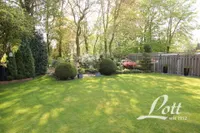 Blick von der Terrasse in den Garten