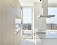 Fließender Raumübergang von Küche zur Terrasse