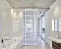 Badezimmer mit Whirlpool und beweglichem Raumteiler