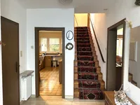 Flur mit Treppe ins Obergeschoss