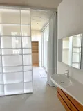 Blick vom Hauptbad ins Schlafzimmer