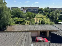 Garagenhof und Grundstück