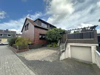 Rückansicht und Garagenzufahrt