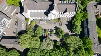 Rückansicht mit Stellplätzen