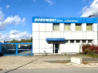 Bürohaus und Zufahrt