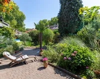 Terrasse mit Aussicht in den Garten