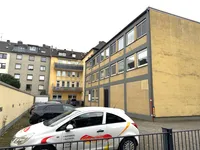 Rückansicht mit Parkplatz