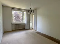 Wohnzimmer mit Zugang zum Balkon