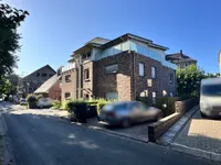 Gebäudeansicht mit Stellplatz