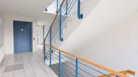 Treppenhaus mit Aufzug