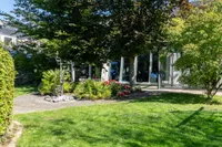 Garten mit Gebäuderückseite