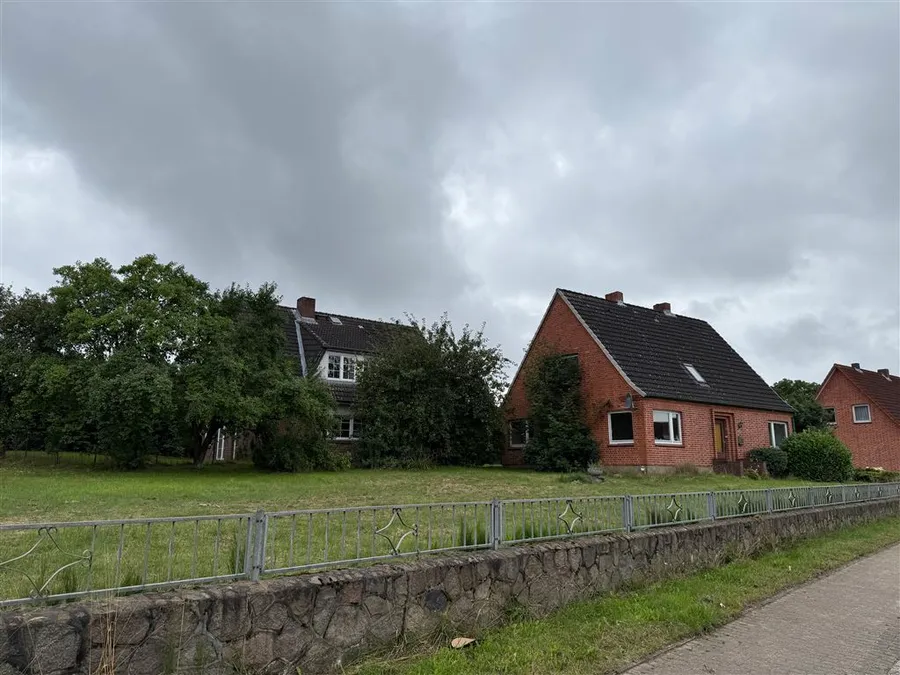 Grundstück mit Einfriedung
