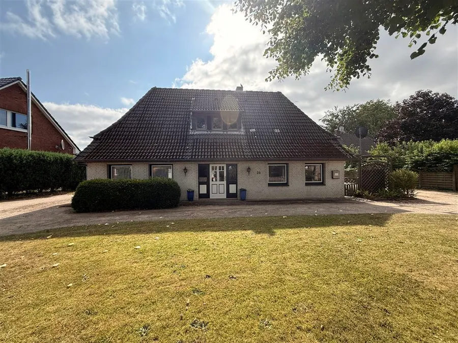 Hausansicht vom vorderen Garten