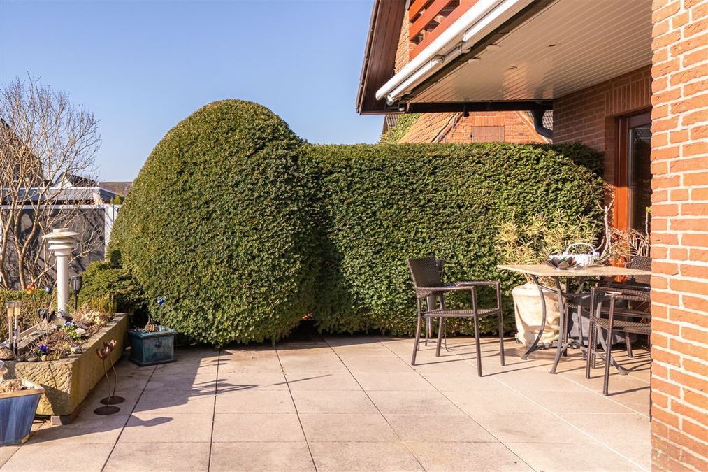 Teilüberdachte Terrasse_Haus hinten