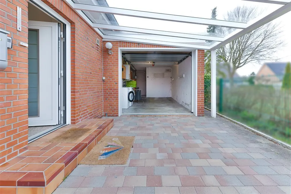 Carport vor dem Hauseingang