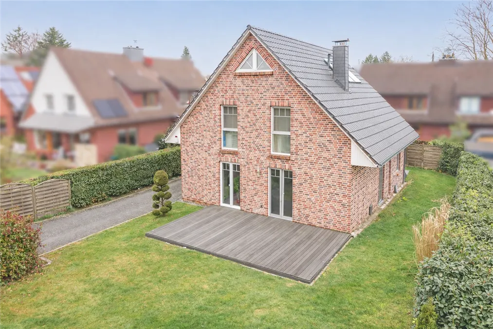 Hausansicht mit West-Terrasse