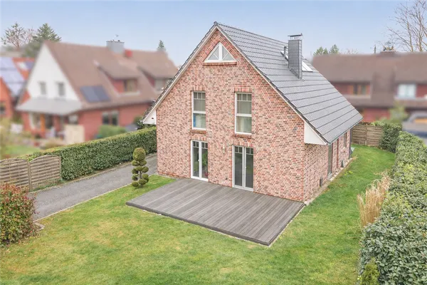 Hausansicht mit West-Terrasse