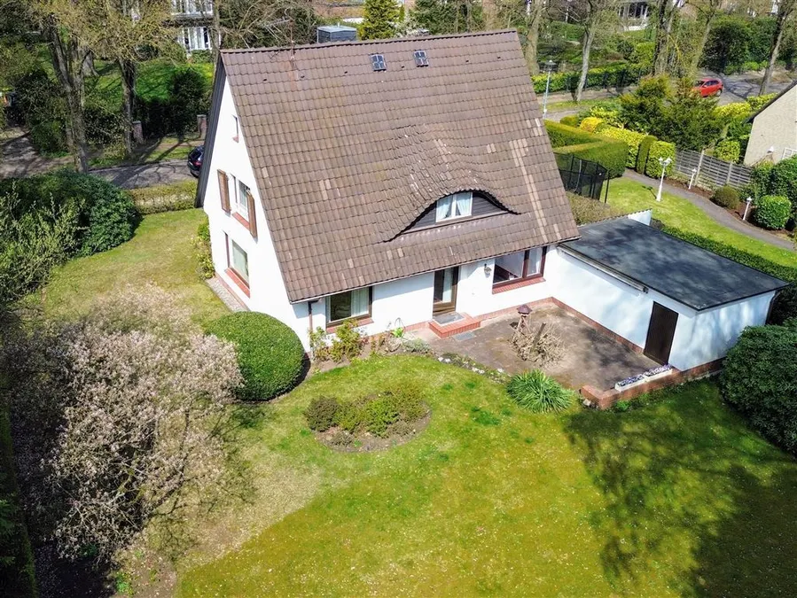 Hausansicht mit Garten