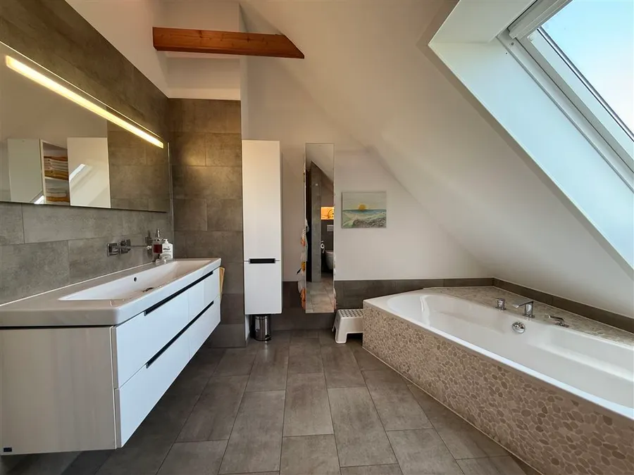OG Badewanne und Waschtisch