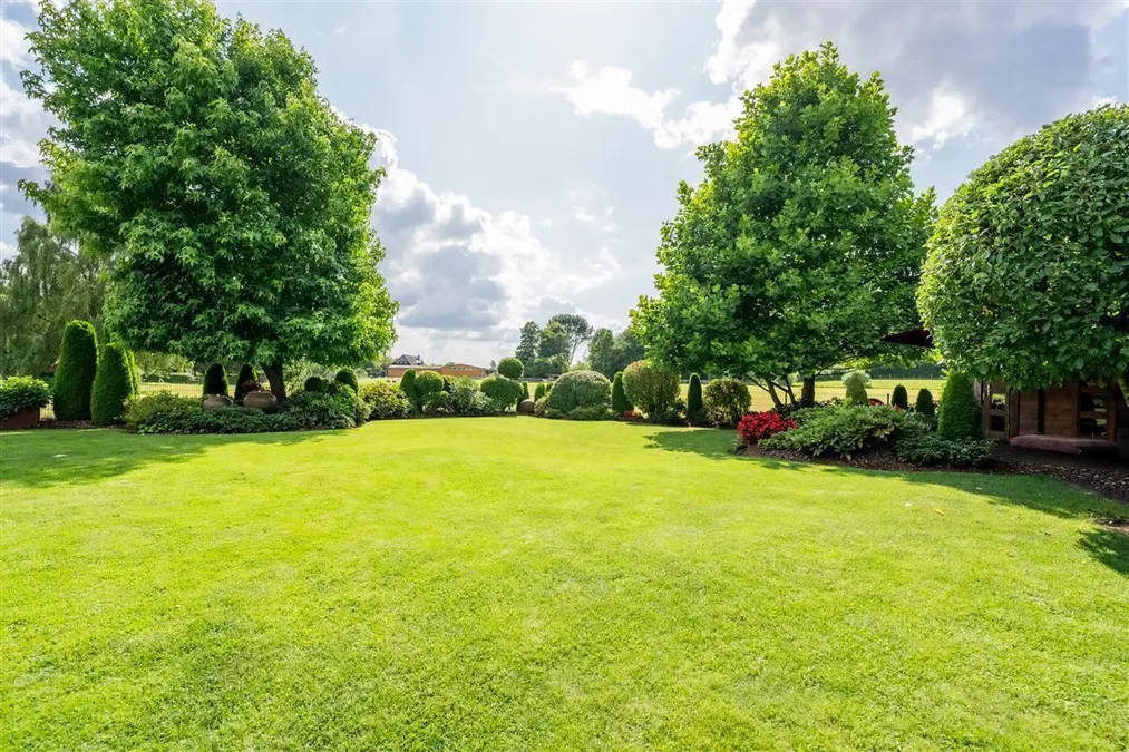 Großer Garten mit Feldrandlage