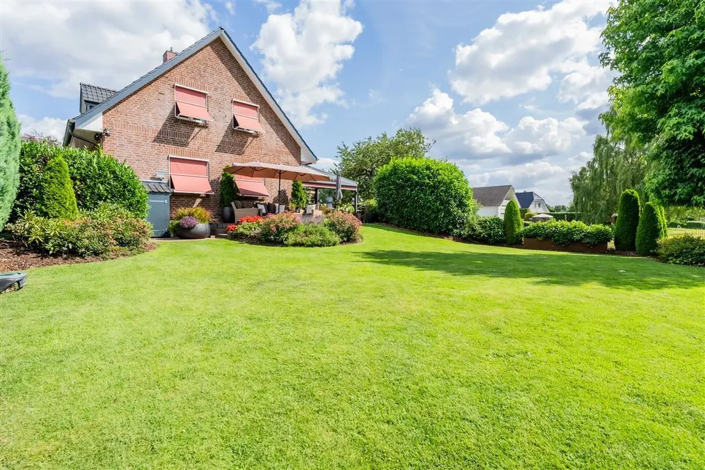 Hausansicht mit Markisoletten