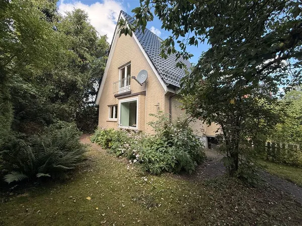 Hausansicht im Garten