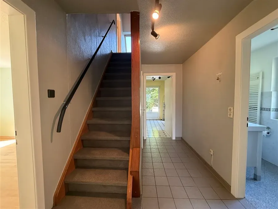 Flur und Treppe ins OG
