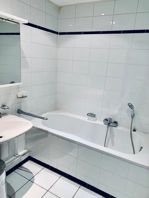 Bad mit Wanne und Dusche