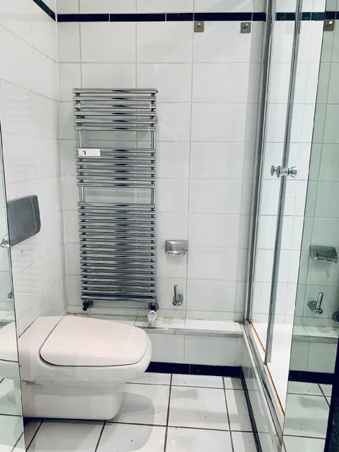 Bad mit Wanne und Dusche