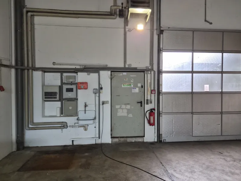 Durchgang zum Bürotrakt