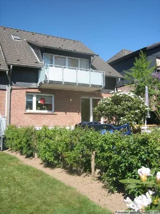 Gartenansicht mit Balkon