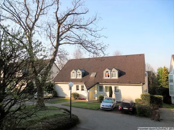Ansicht mit Parkplatz