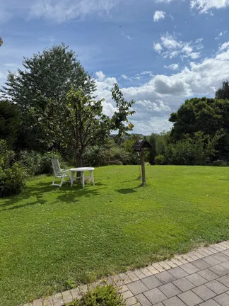 Garten mit Tisch im Grünen