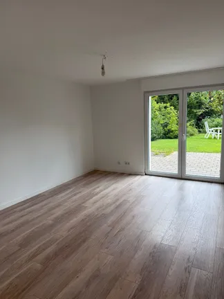 Wohnzimmer mit Gartenzugang