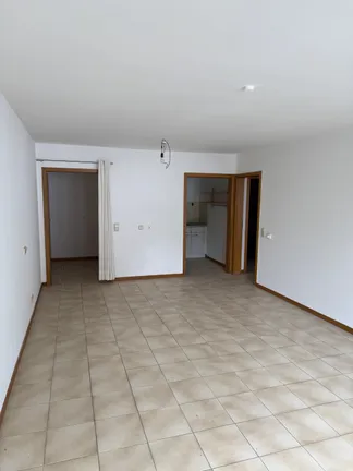 Wohnzimmer mit Blick in die Küche