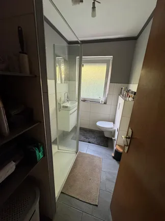 Kleines Badezimmer mit Dusche