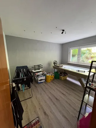 Helles Arbeitszimmer