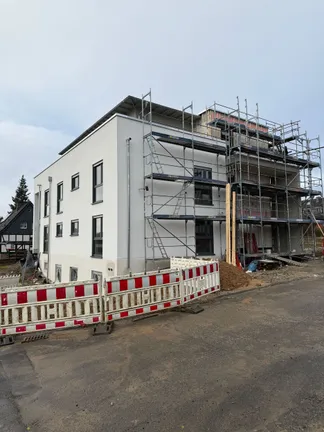 Neubau mit Gerüst