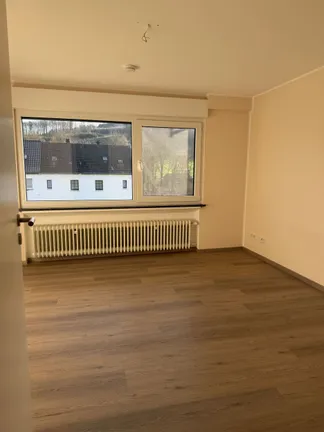 Helle Wohnung mit Holzbode.jpg