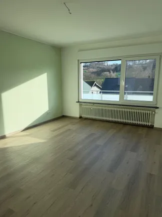 Helle Wohnung mit Fensterb.jpg
