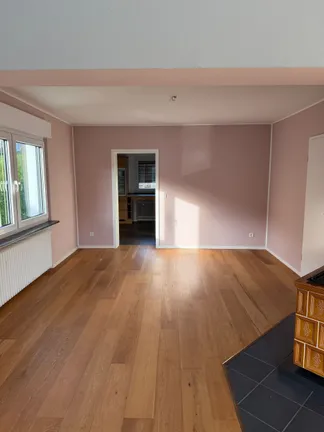 Helle Wohnfläche mit Holzb.jpg