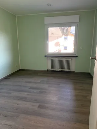 Helles Zimmer mit Fenster.jpg