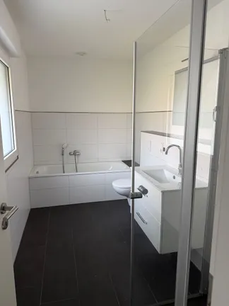 Modernes Badezimmer.jpg