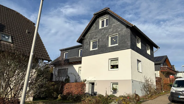 Zweistöckiges Wohnhaus