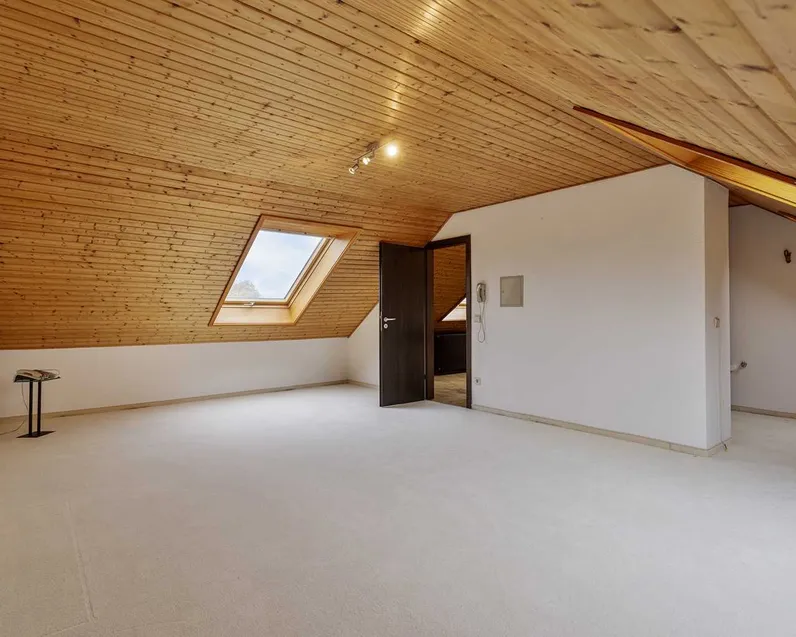 Schlafzimmer (DG)