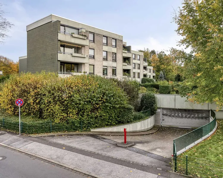 Rückansicht/Einfahrt Tiefgarage