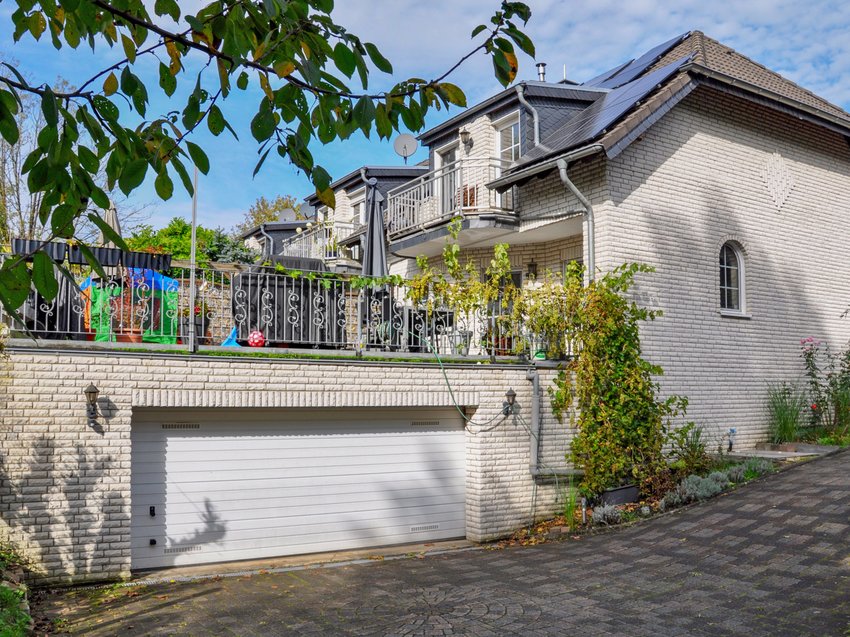 Blick auf die Garage und Terrasse