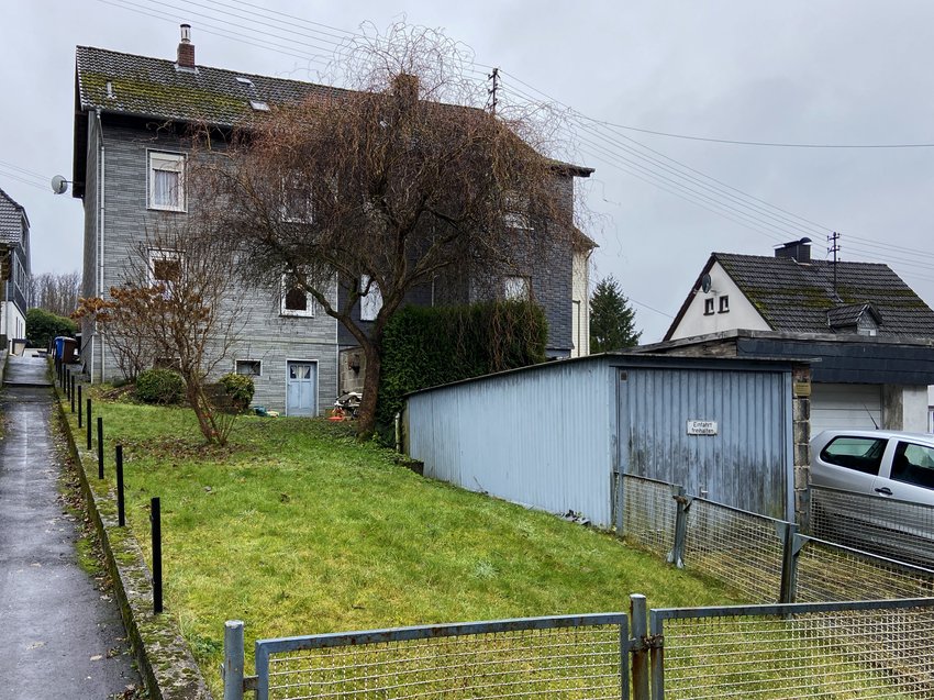 Wiesengrundstück mit Garage