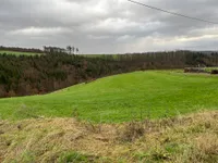 Großzügiges, voll erschlossenes Eckgrundstück in ruhiger Randlage!